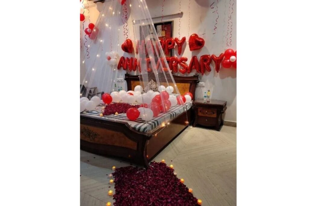 Canopy with candles-min