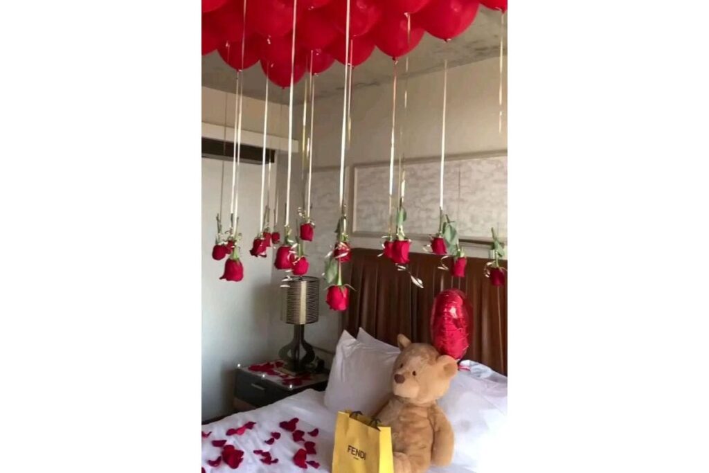 love theme with roses-min